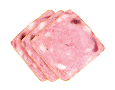 beyaz zemin üzerine dilimlenmiş jambon.