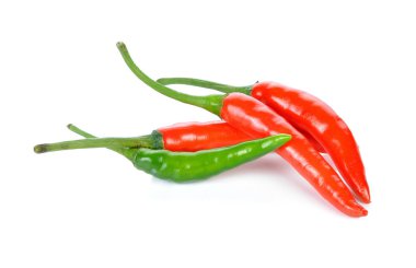Kırmızı biber beyaz arkaplanda izole edilmiş.