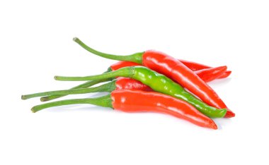 Kırmızı biber beyaz arkaplanda izole edilmiş.