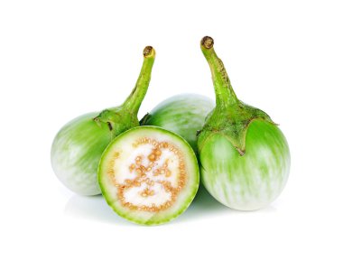 Beyaz arka plan üzerinde izole yeşil patlıcan.