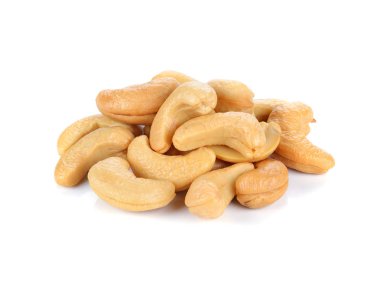 Beyaz arka planda izole edilmiş kaju fıstığı.