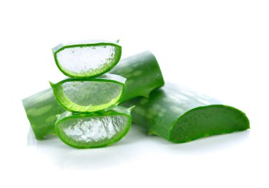 aloe vera taze yaprak beyaz arka plan üzerinde izole