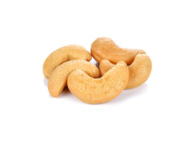 Beyaz arka planda izole edilmiş kaju fıstığı.