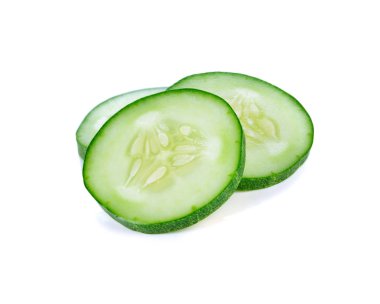 beyaz zemin üzerine taze dilim salatalık.