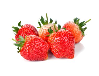 Çilek beyaz arkaplanda izole edildi