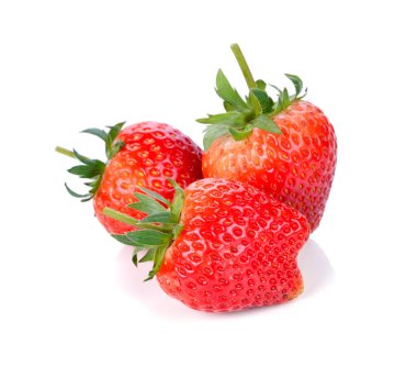 Çilek beyaz arkaplanda izole edildi