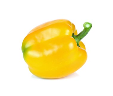Beyaz arka planda izole edilmiş tatlı sarı biber