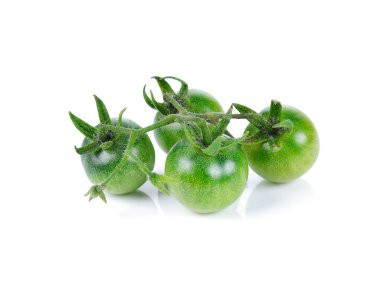 Beyaz arkaplanda yeşil domatesler