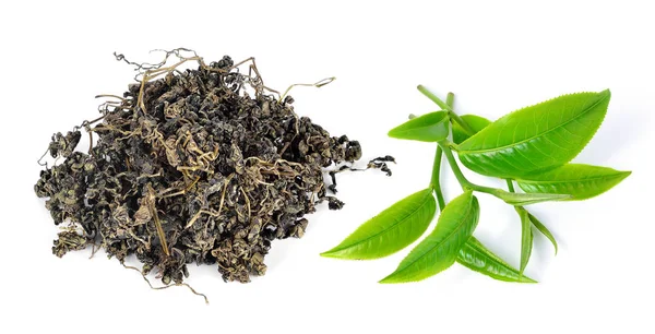緑茶の葉が白い背景に隔離された乾燥茶のヒープ — ストック写真