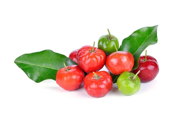 Acerola Vruchten Geïsoleerd Wit — Stockfoto