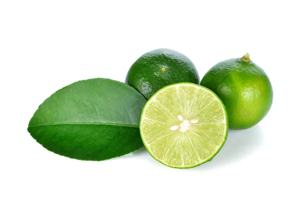 Limes Met Schijfjes Bladeren Geïsoleerd Witte Achtergrond — Stockfoto