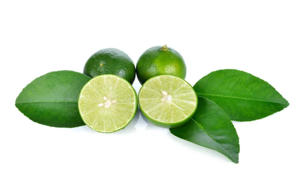 Limes Met Schijfjes Bladeren Geïsoleerd Witte Achtergrond — Stockfoto