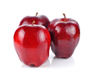 Beyaz üzerine izole edilmiş taze kırmızı elma..