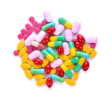 Beyaz arka planda izole edilmiş haplar