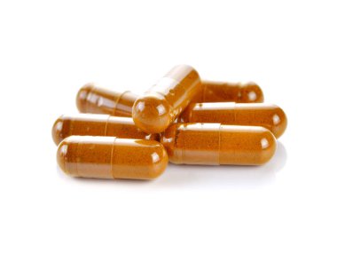 Beyaz arka plan üzerinde ot zerdeçal kapsül