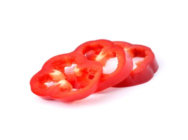 taze kırmızı biber dilimleri üzerinde beyaz izole