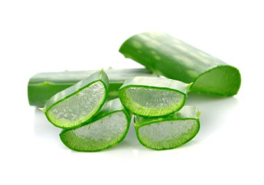 aloe vera yaprağı ve beyaz arka plan üzerinde izole dilimleri
