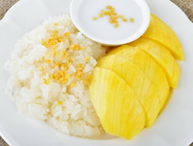 Hindistan cevizi sütü ile yapışkan pirinç karışımı ile tatlı mango