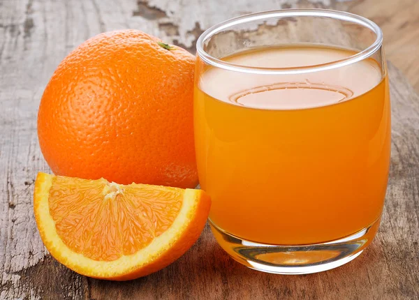 Χυμό Πορτοκαλιού Και Πορτοκάλι Φόντο Ξύλινη — Φωτογραφία Αρχείου
