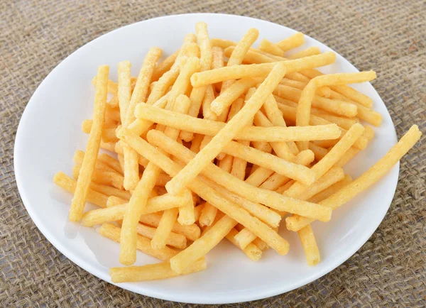 Süßkartoffelchips Auf Weißem Teller — Stockfoto