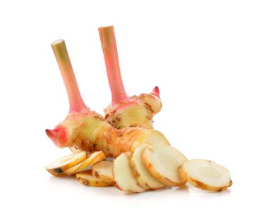 Beyaz arkaplanda izole edilmiş taze galangal.