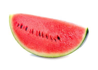 Dilimlenmiş olgun karpuz beyaz arka planda izole edilmiş.