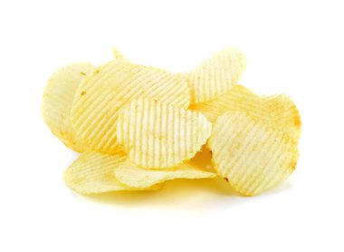 Beyaz üzerinde izole patates cipsi