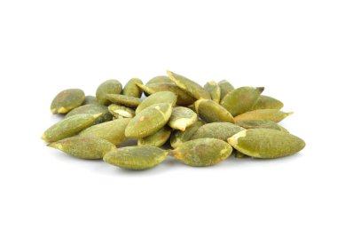 beyaz arkaplanda kabak tohumları