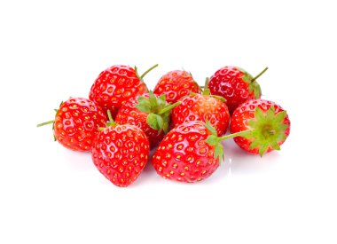 Çilek beyaz arkaplanda izole edildi