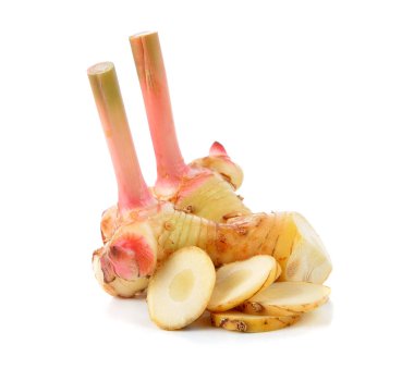 Beyaz arkaplanda izole edilmiş taze galangal.