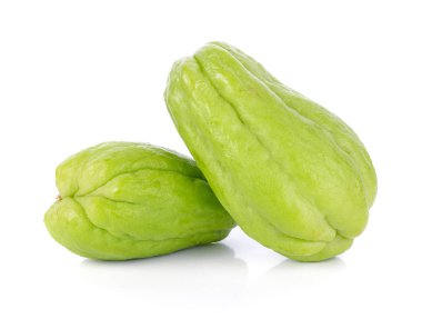 Beyaz arkaplanda Chayote izole edildi