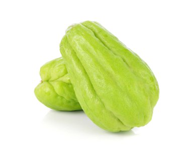 Beyaz arkaplanda Chayote izole edildi