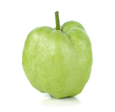 beyaz arkaplanda izole edilmiş taze guava meyvesi