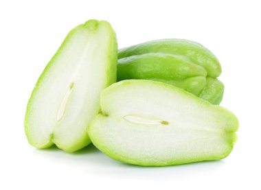 Beyaz arkaplanda Chayote izole edildi