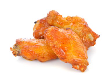 Kızarmış tavuk beyaz arka planda izole edilmiş