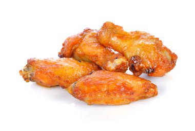 Kızarmış tavuk beyaz arka planda izole edilmiş
