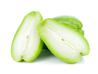Beyaz arkaplanda Chayote izole edildi