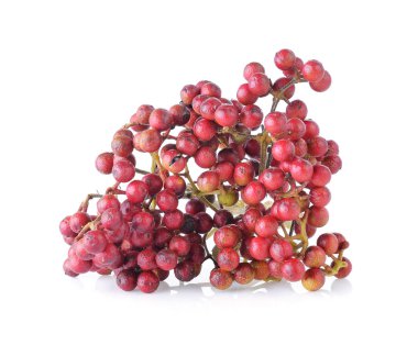 Szechuan biber (Zanthoxylum piperitum), beyaz arka planı izole meyve