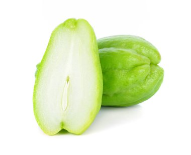 Beyaz arka plan üzerinde bütün taze chayote