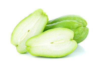 Beyaz arka plan üzerinde bütün taze chayote
