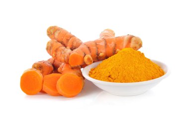 Beyaz arka plan üzerinde izole zerdeçal tozu zerdeçal kökü