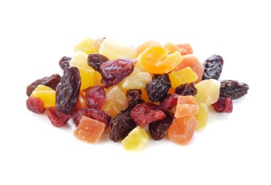 Kurumuş meyveler beyazda izole edilmiş.