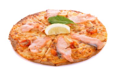 Pizza üzerinde beyaz izole füme somon ile.