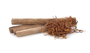 Tütün kazık ve beyaz arka plan üzerinde sigara