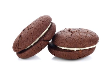 Beyaz zemin üzerine çikolata whoopie pasta