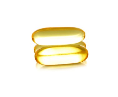 Morina ciğeri yağı omega 3 jel kapsülleri beyaz arka planda izole