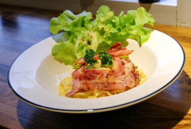 Jambon ve peynirli spagetti.