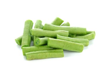 Beyaz arkaplanda yeşil fasulye