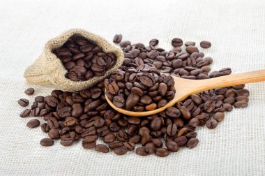 Taze kavrulmuş kahve çekirdeği.