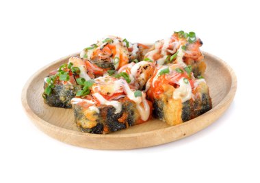 suşi rulo üzerinde beyaz izole